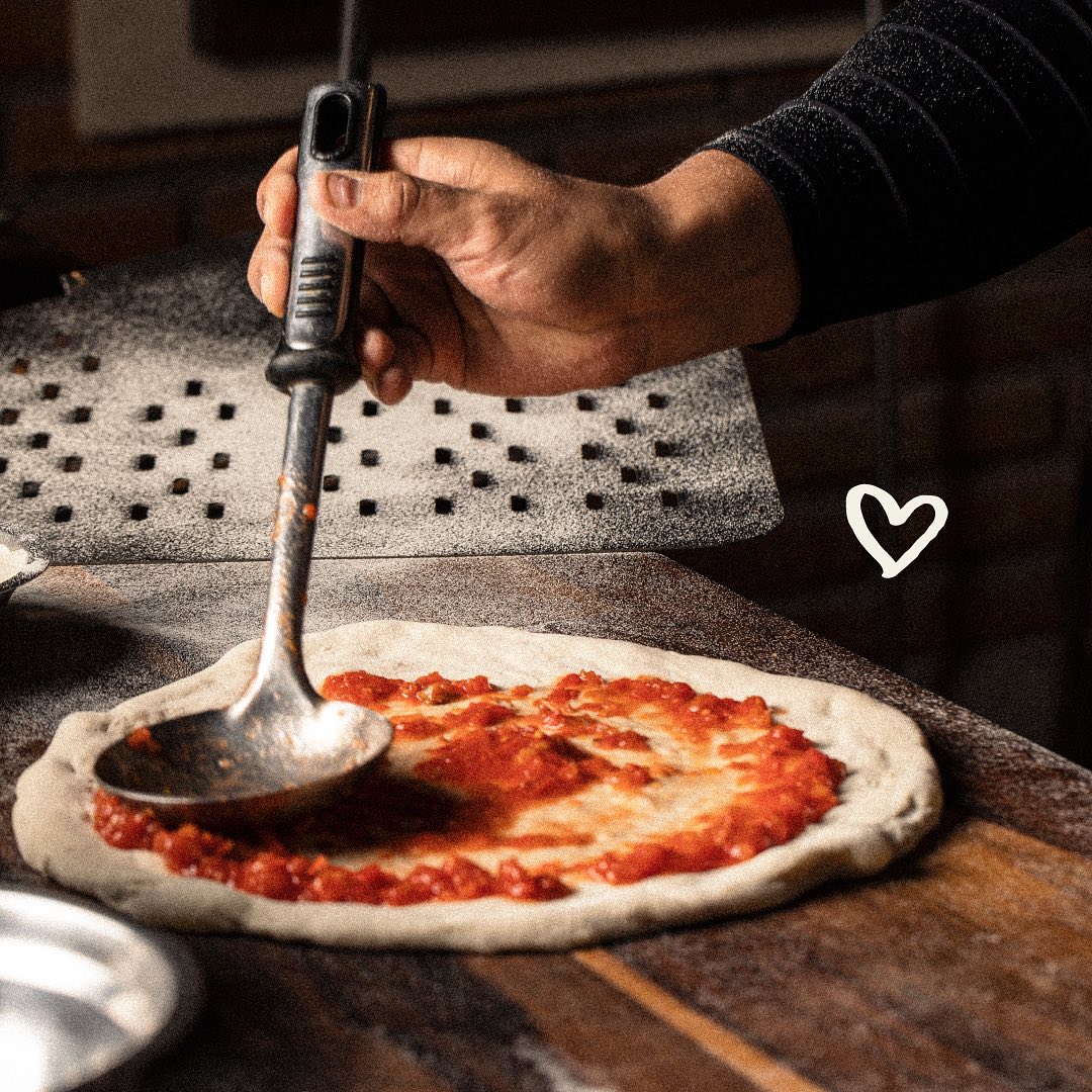 Porcion de pizza servida