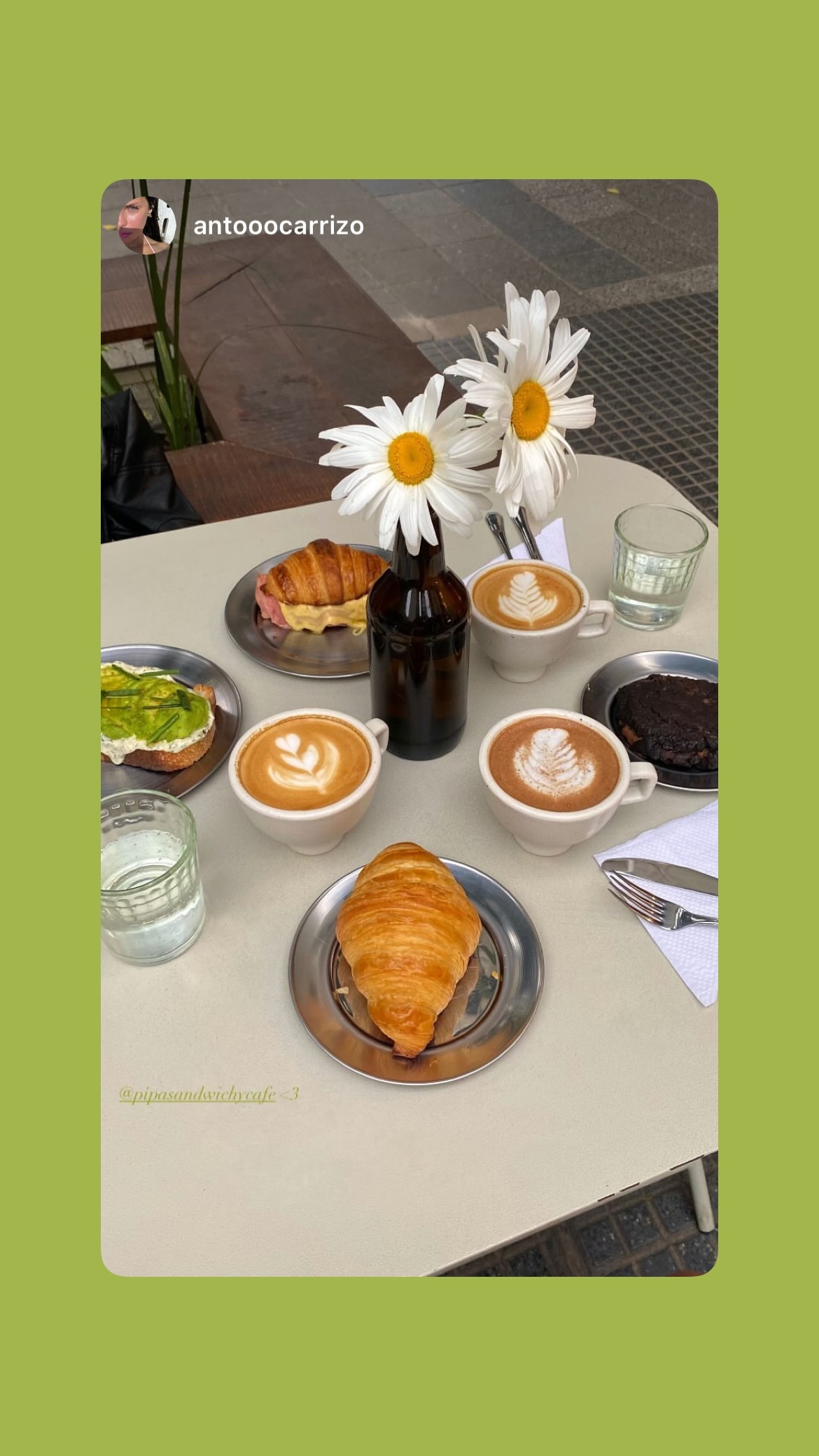 Historia de Instagram repost de Pipa con caja de croissants