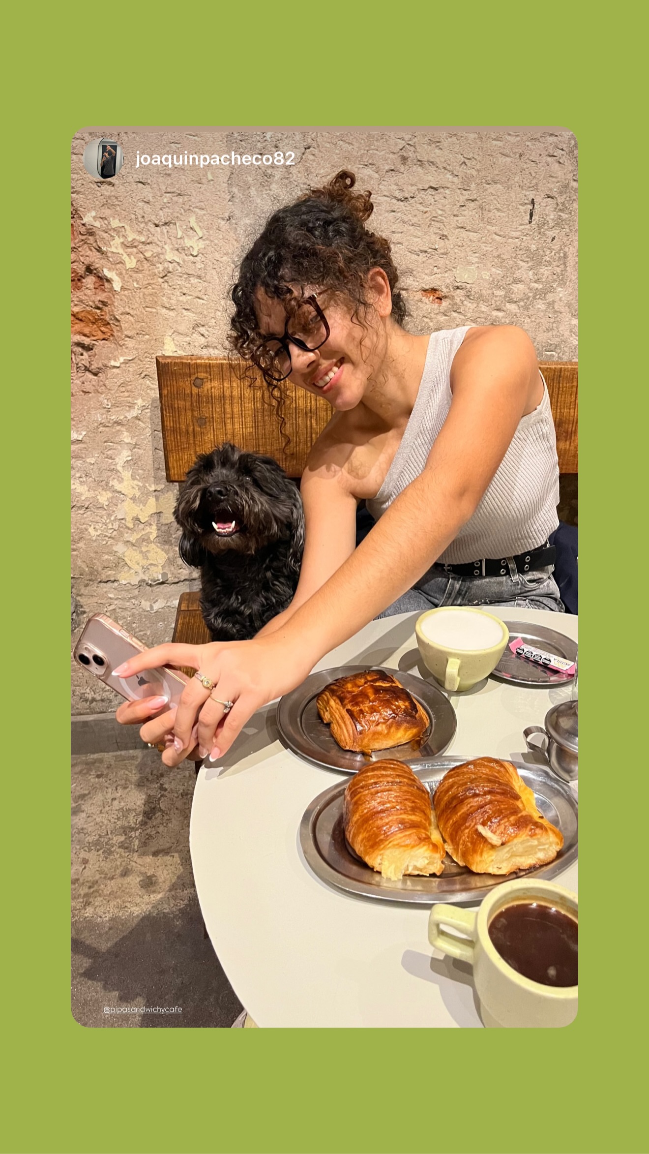 Historia de Instagram repost de Pipa con cafe, flores y medialunas