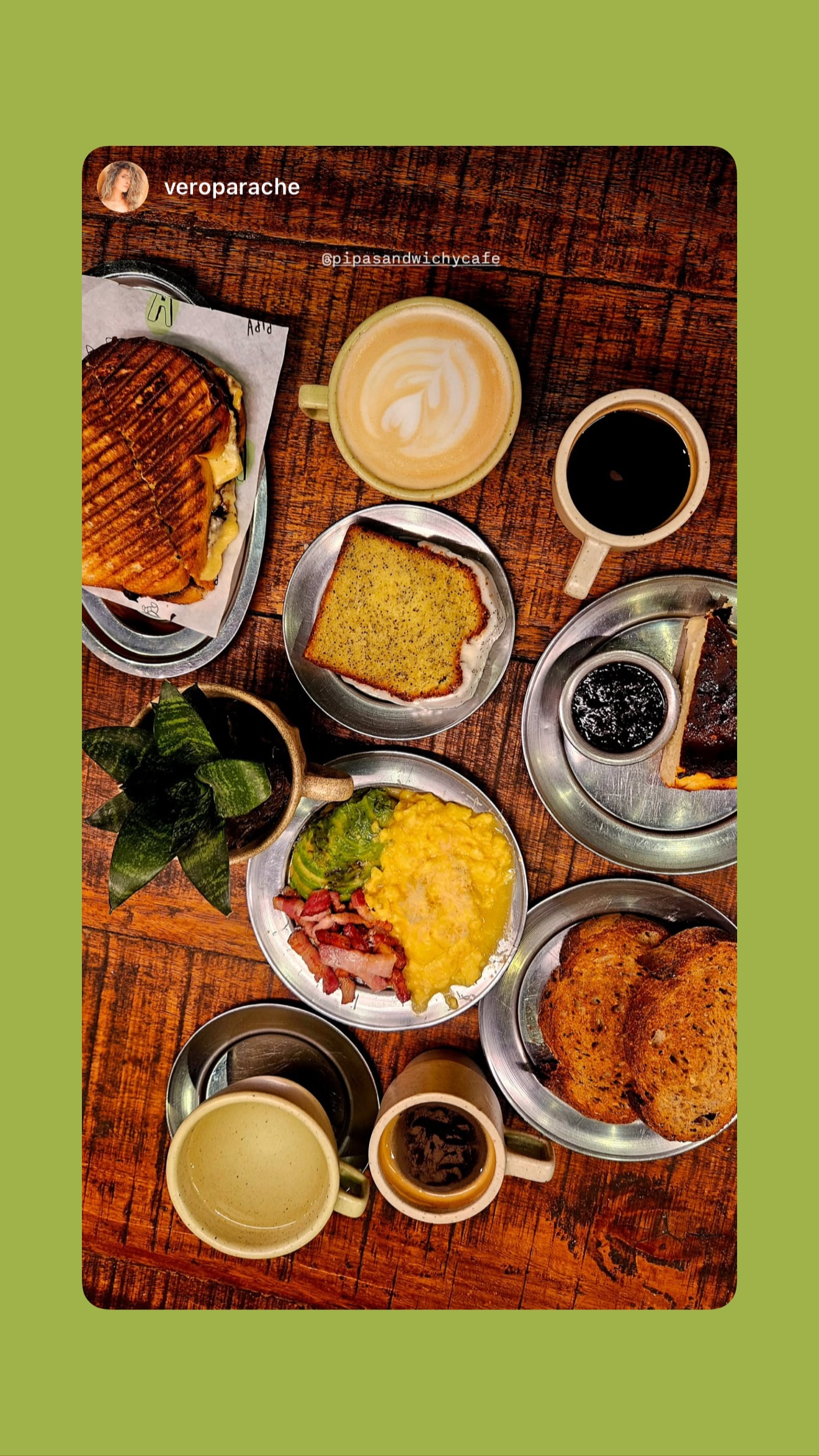 Historia de Instagram repost de Pipa con persona, cafe y croissants